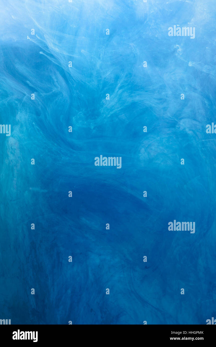 Fotografia astratta che mostra fluttuante delle stringhe di colore blu in ambiente subacqueo Foto Stock