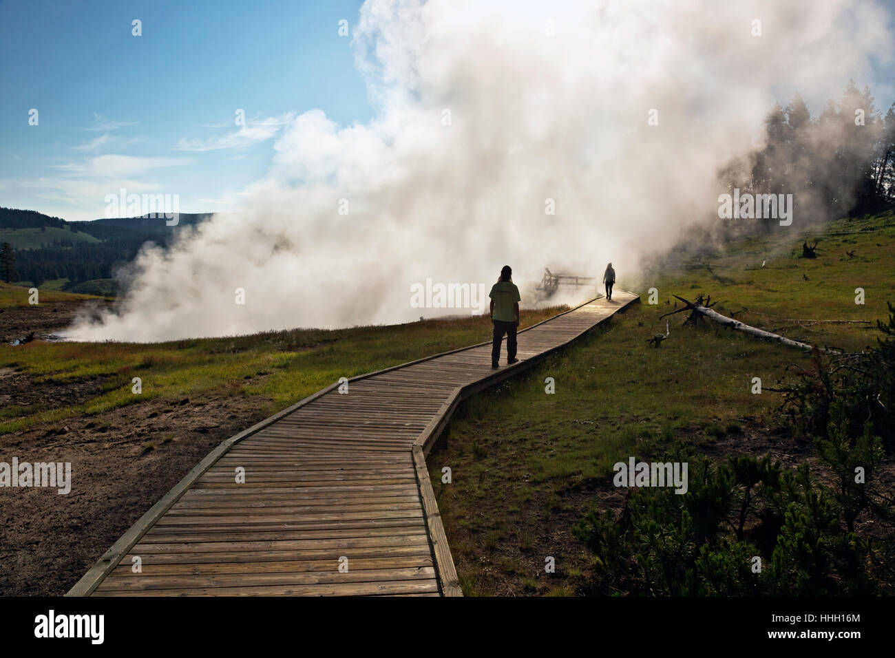 WY02093-00...WYOMING - Turistico sul lungomare al fango vulcano area termale nel parco nazionale di Yellowstone. Foto Stock