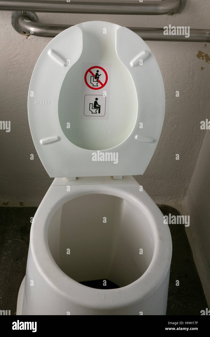 WY02095-00...WYOMING - Segno sulla toilette che illustra come utilizzare la struttura nel Parco Nazionale di Yellowstone. Foto Stock