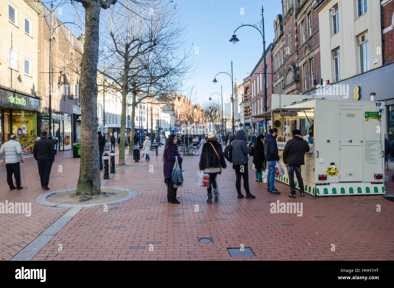 La gente in coda per acquistare il pranzo ad un mobile chiosco di cibo in Broad Street, Reading, Regno Unito. Foto Stock
