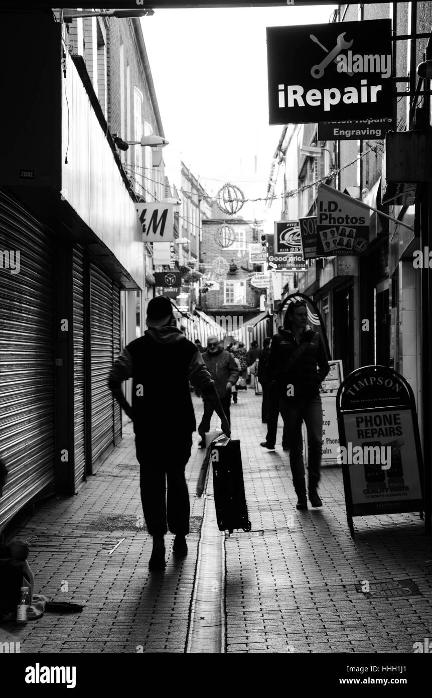 Union Street è uno stretto vicolo nel centro di Reading e quale è la casa di piccoli negozi. Foto Stock