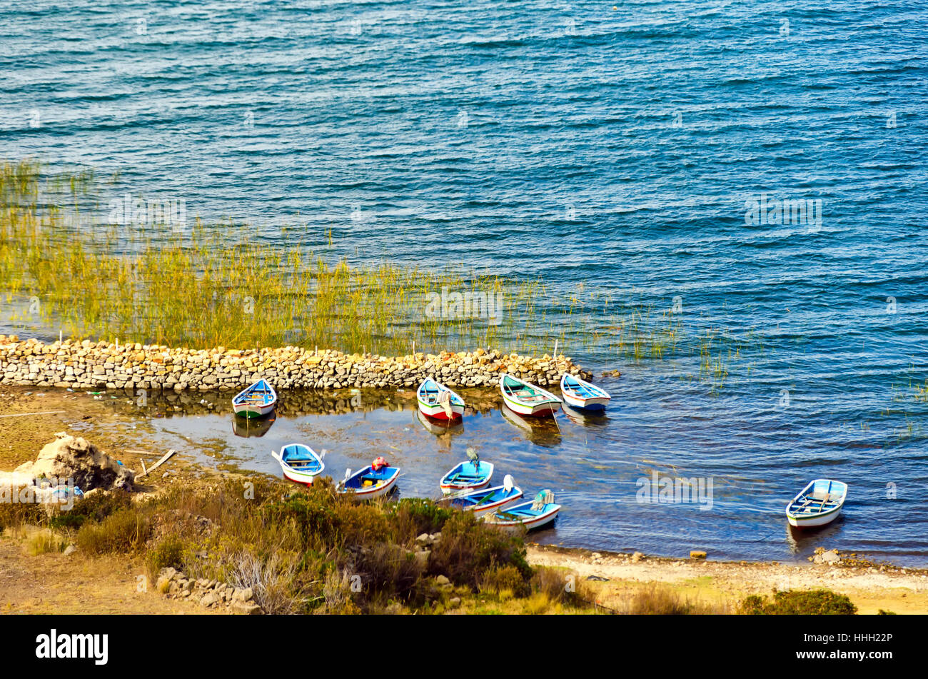 Twn piccole imbarcazioni sulla riva del lago Titicaca sull'isola del sole in Bolivia Foto Stock