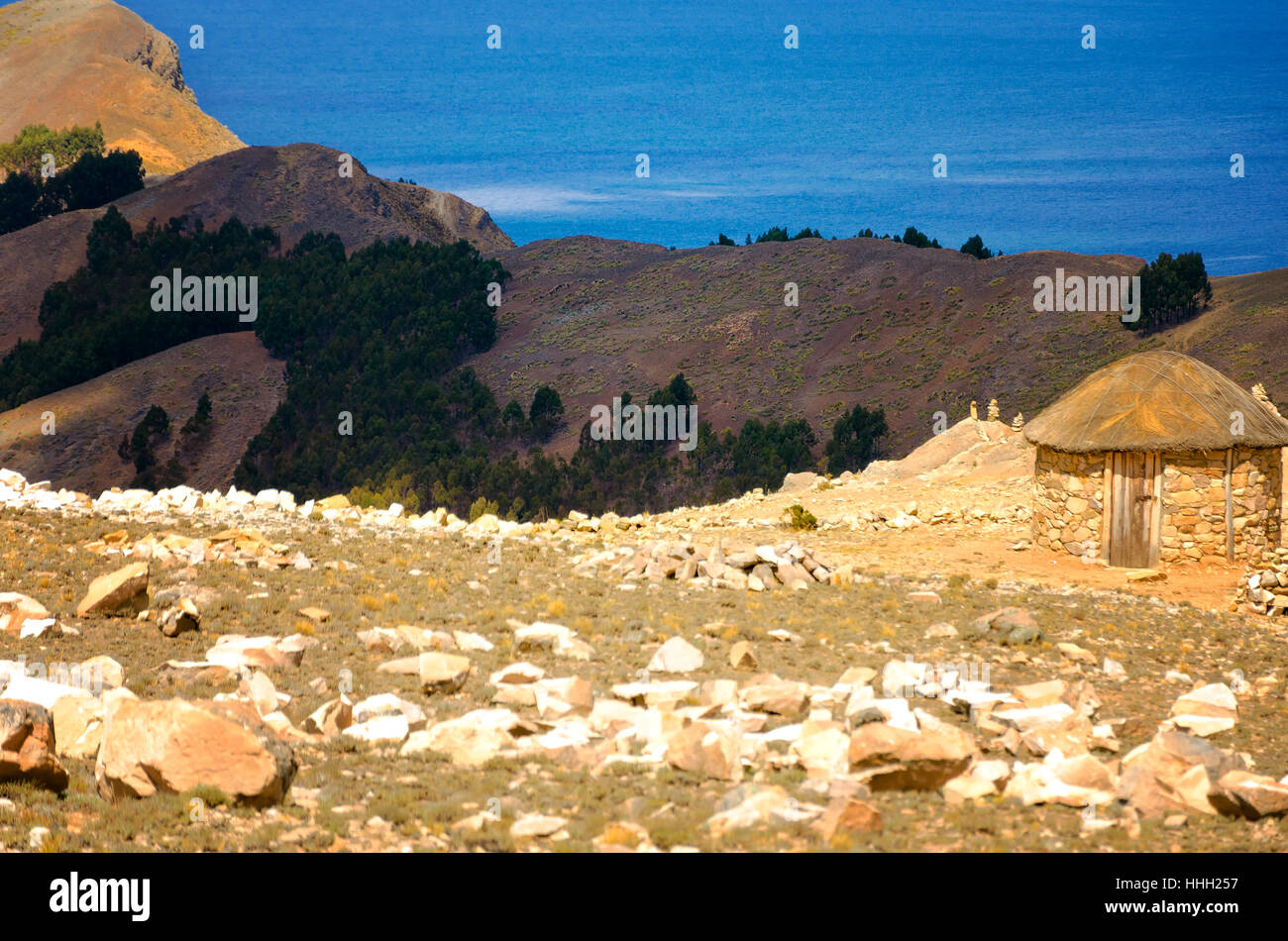 Piccola capanna sull' isola del sole in Bolivia con il lago Titicaca in background Foto Stock