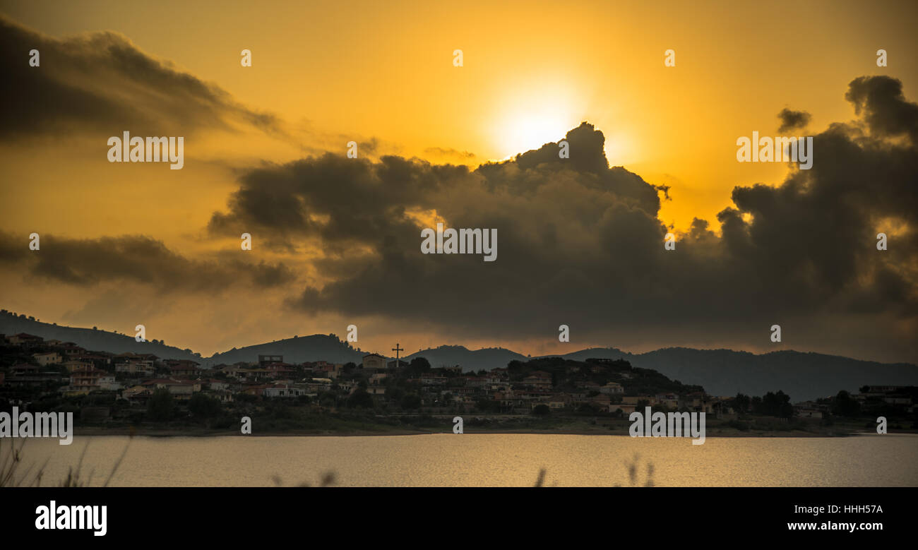 Tramonto prima della pioggia sul piccolo villaggio Foto Stock