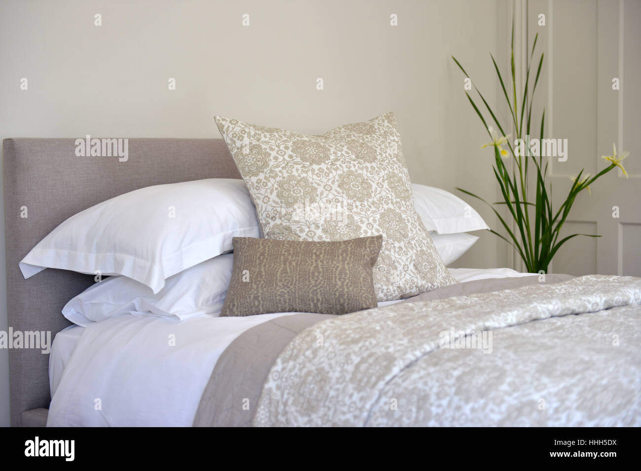 Letto in camera da letto con lenzuola di lusso Foto Stock