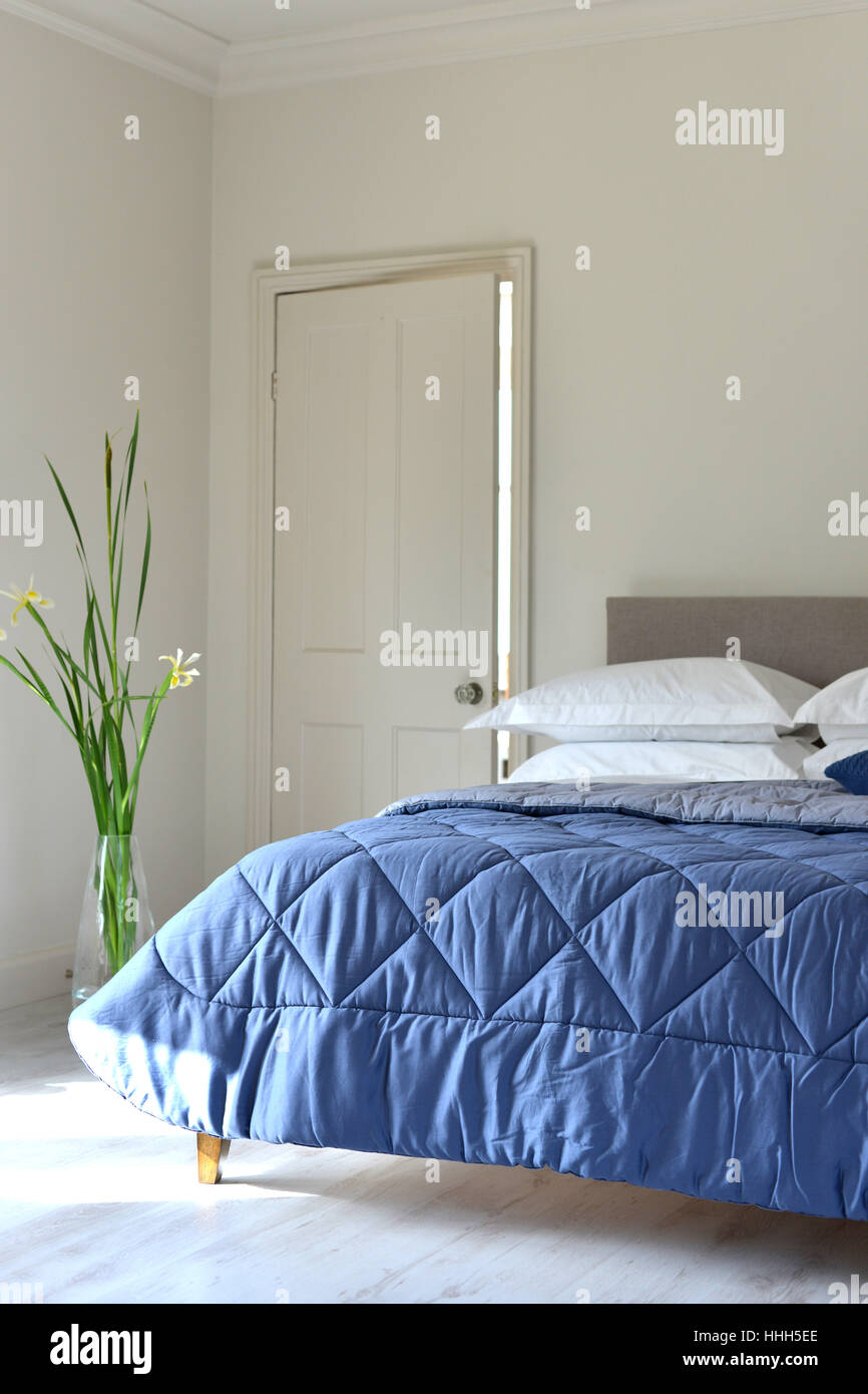 Letto in camera da letto con lenzuola di lusso Foto Stock