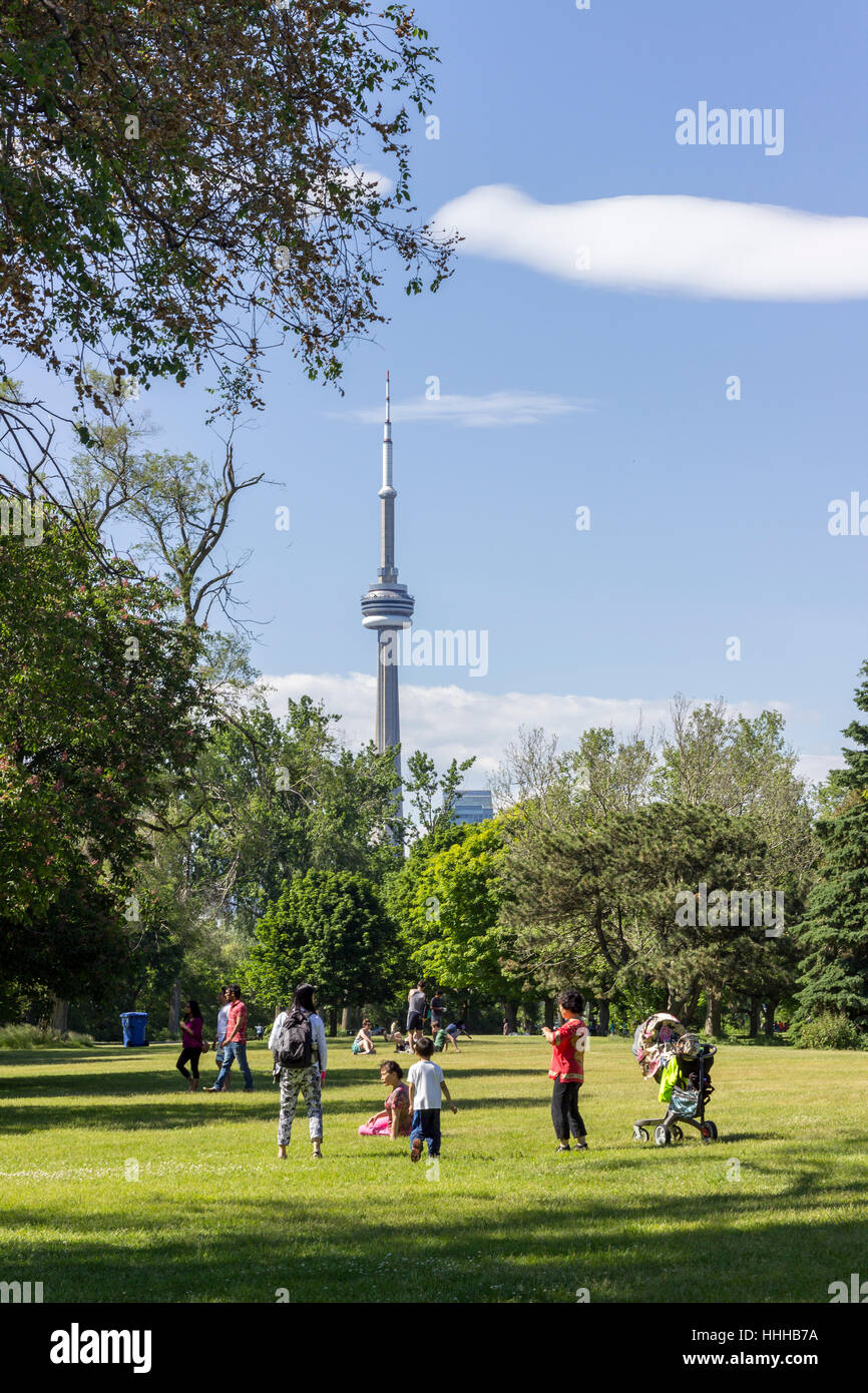 TORONTO, Canada - famiglie godendo di una soleggiata giornata estiva in Toronto Islands con la CN Tower in background Foto Stock