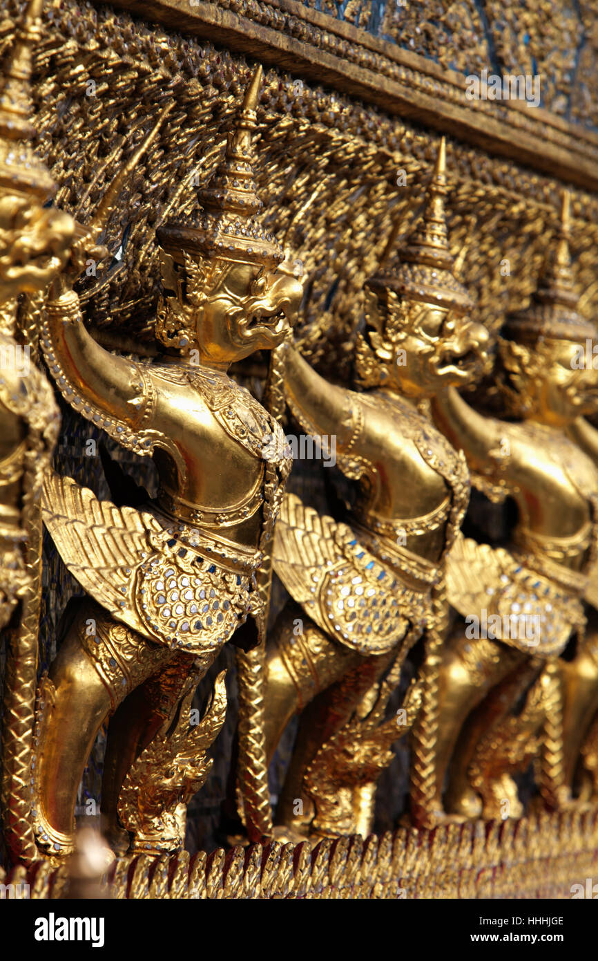 Oro statue al Grand Palace, Bangkok in Thailandia Foto Stock
