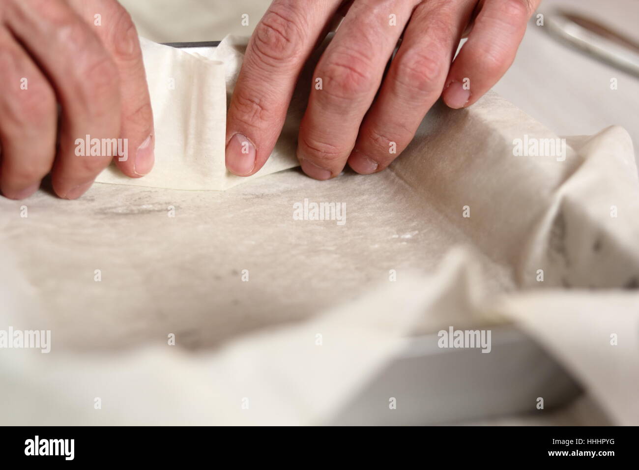 Torta di rivestimento tin con foglio di pasta filo . Realizzazione di patate e porri Filo torta. Serie. Foto Stock