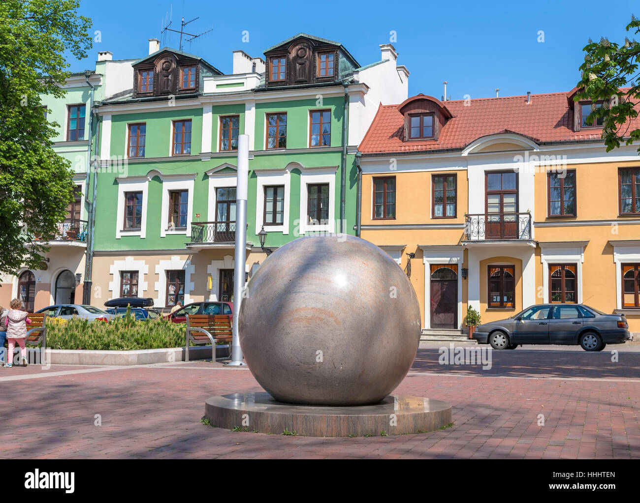 Grande palla di pietra su uno stand nel centro goroda.Zamosts. Polonia Foto Stock