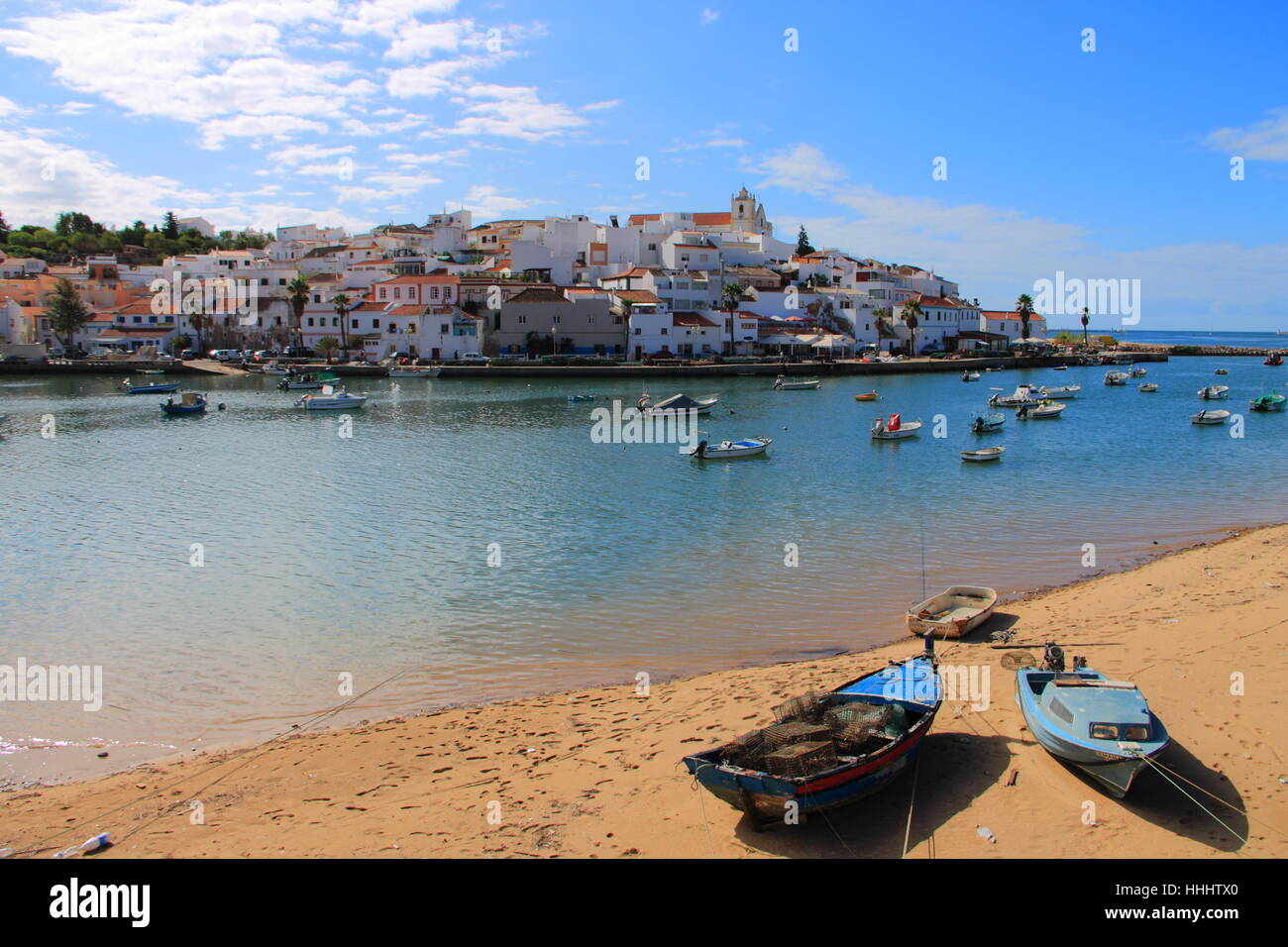 Spiaggia, mare, spiaggia, mare, la pesca in barca e pittoresca, barche a vela, Foto Stock