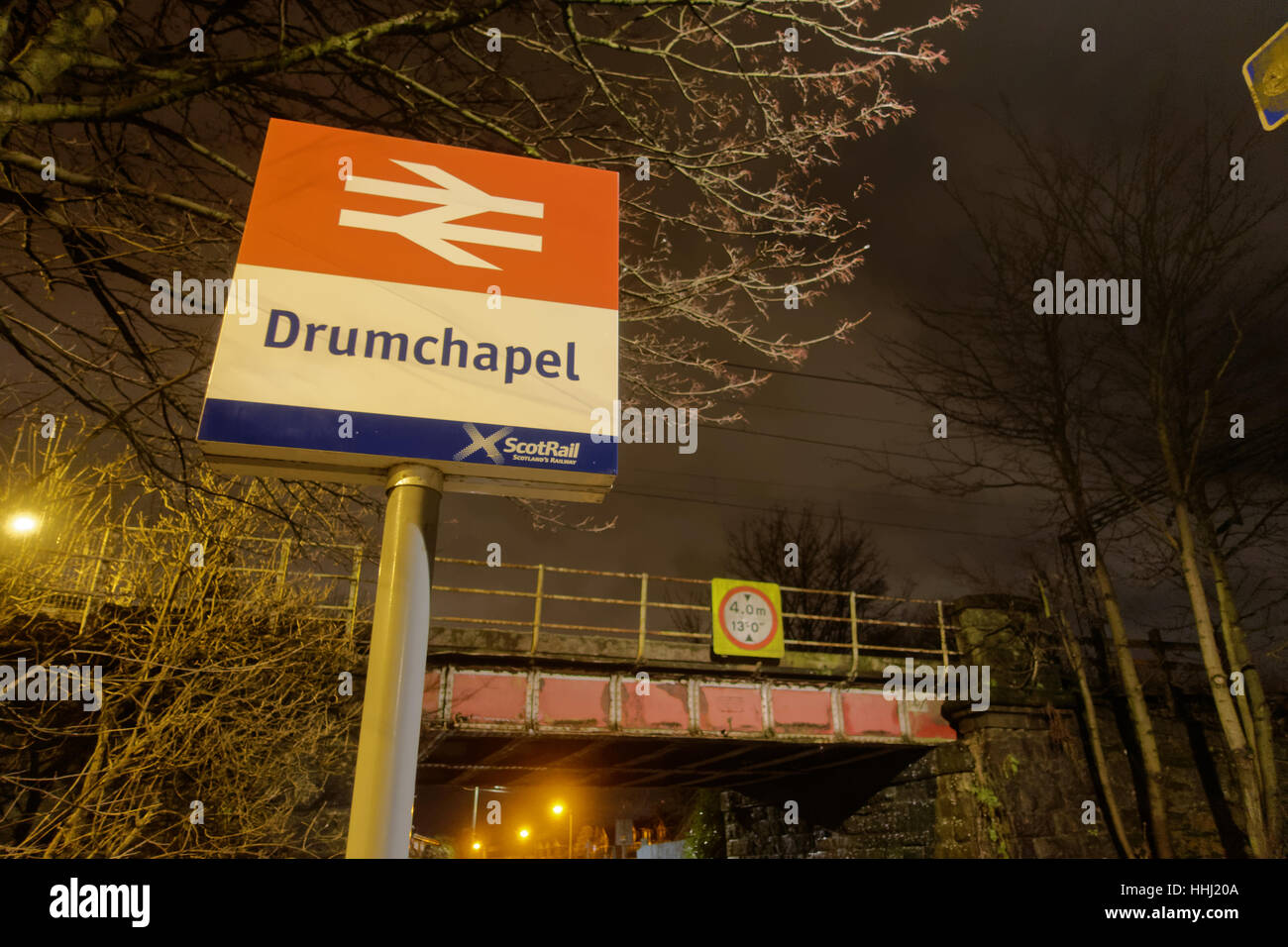 Drumchapel stazione ferroviaria scotrail di notte nel buio Foto Stock