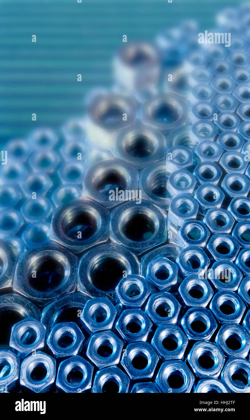 Disposizione dei lotti di grandi e piccole dimensioni con dadi a vite, sintonizzato blu Foto Stock