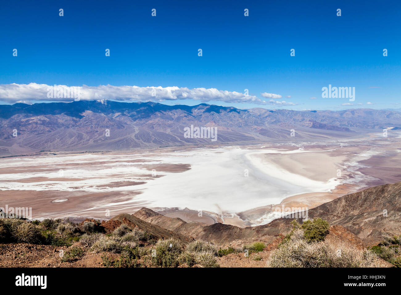 Vista del bacino di Badwater da Dante nella vista, Death Valley, California, Stati Uniti d'America Foto Stock