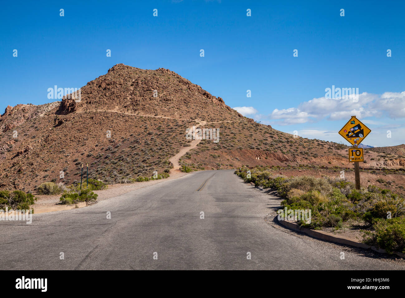 Segno di traffico sul lato della strada a Dante, vista parco nazionale della Valle della Morte, CALIFORNIA, STATI UNITI D'AMERICA Foto Stock