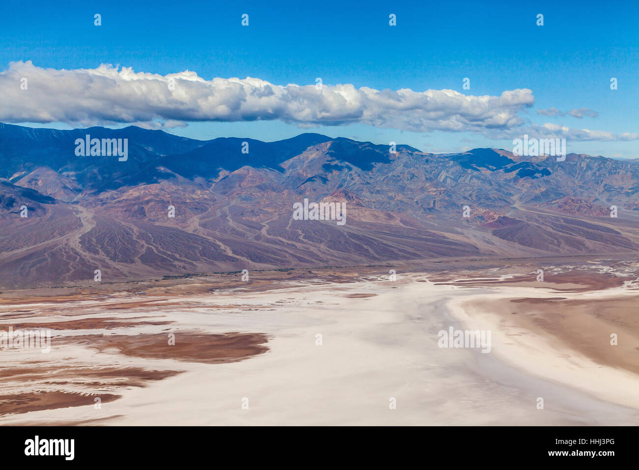 Distesa di sale nel bacino Badwater visto da Dante, vista parco nazionale della Valle della Morte, CALIFORNIA, STATI UNITI D'AMERICA Foto Stock