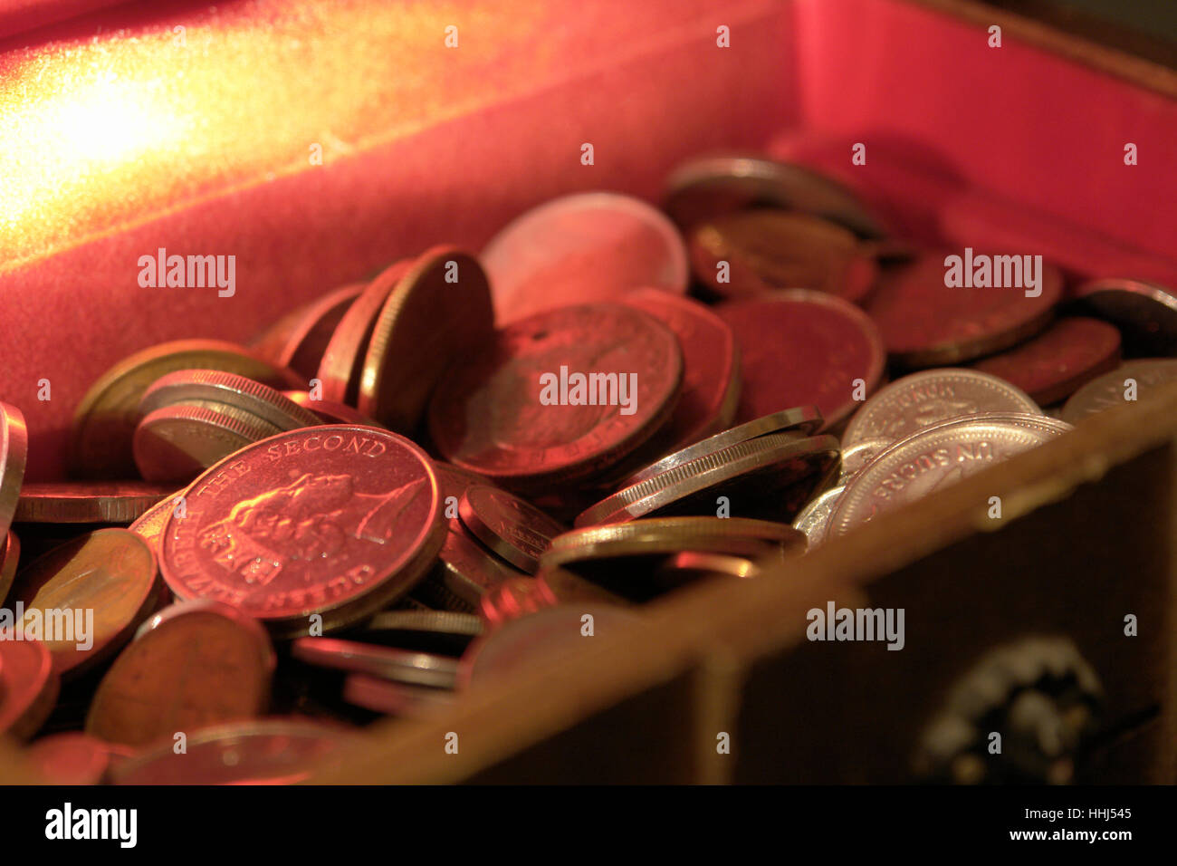 Sfondo di denaro con un sacco di monete in uno scrigno del tesoro Foto Stock