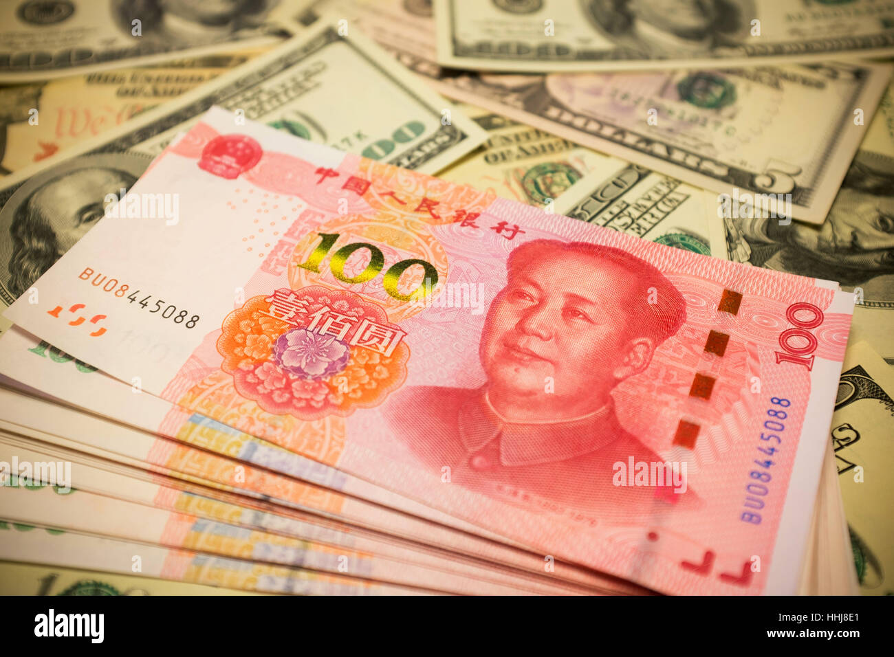 Yuan cinese nota e il dollaro Usa sfondo (tasso di cambio concetto) Foto Stock