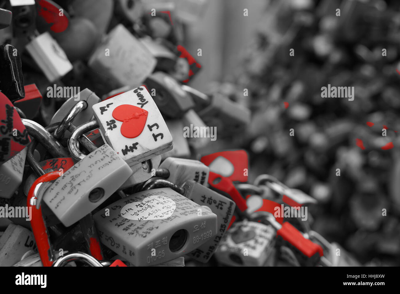 Cuore rosso blocco bianco - Amore cuore Lucchetti e messaggi da vicino Foto Stock
