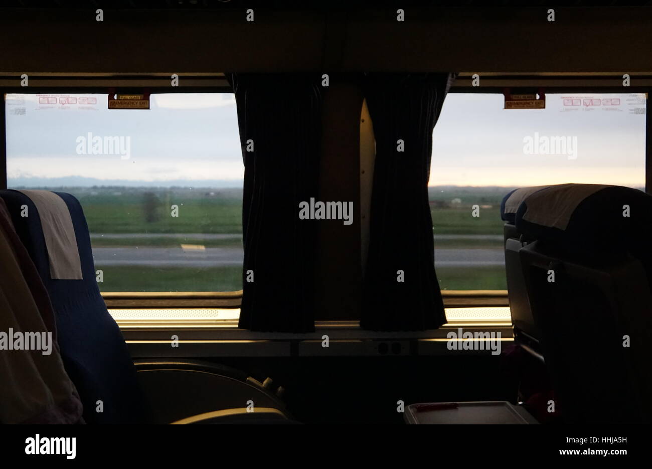 Vista tramonto dalla finestra del treno Foto Stock