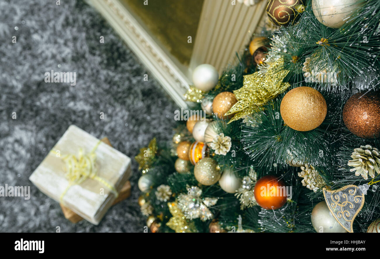 Regalo per l'anno nuovo sotto l'albero vicino ad un caminetto . fotografato per scrivere il tuo testo. Foto Stock