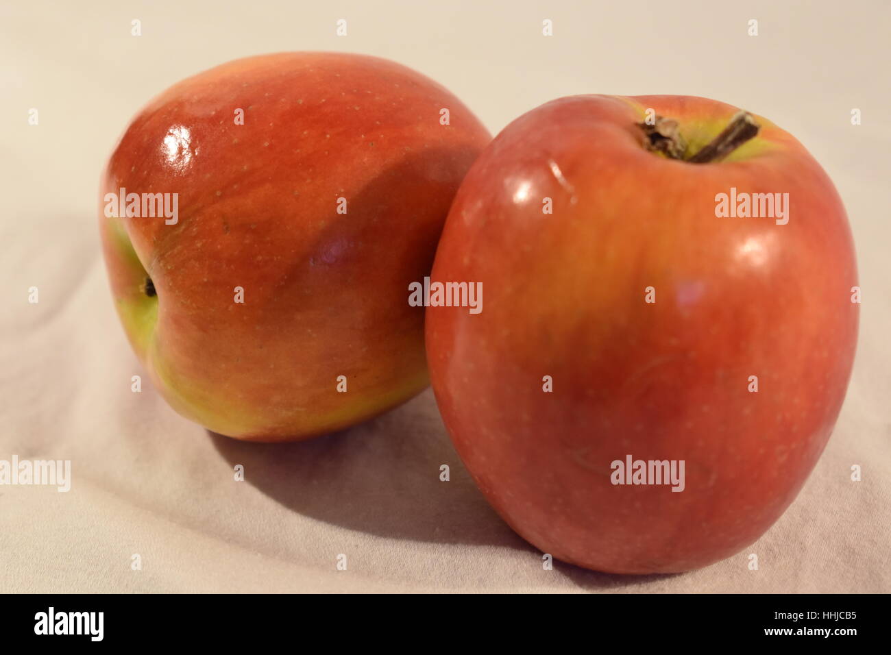 Due mele Macintosh Foto Stock