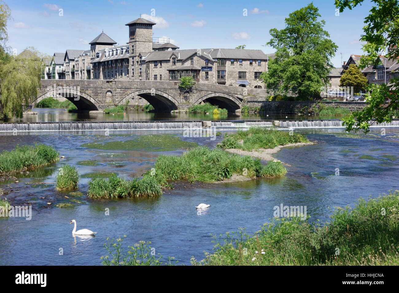Il fiume Kent e Riverside Hotel, Kendal Cumbria, England, Regno Unito Foto Stock