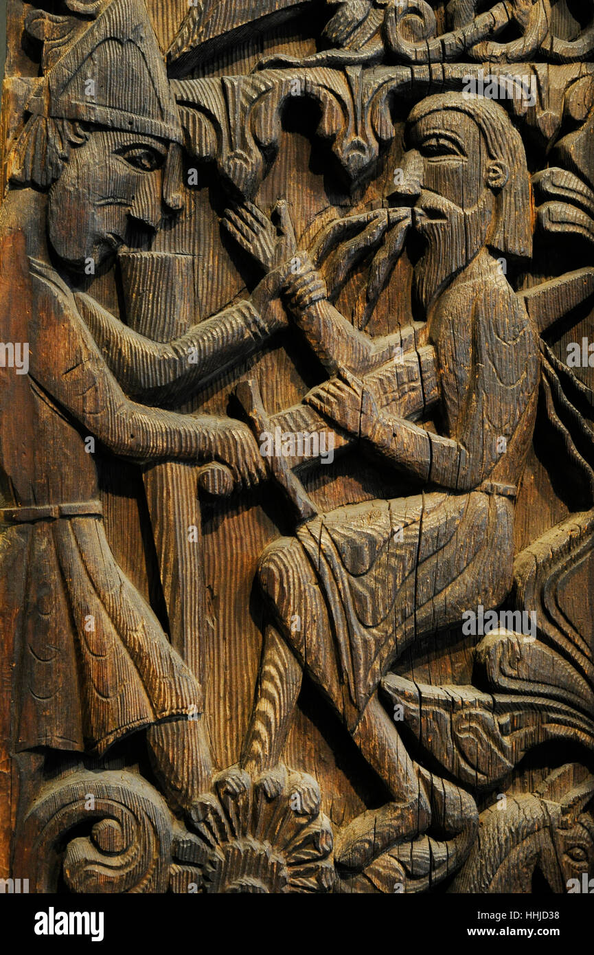 La Norvegia. Setesdal. Chiesa Hylestad. Doga-chiesa portale. c. 1200. Scolpito su pannelli sono scene dal 'Sigurd Favnesbane' storie. Sollievo carving in legno e raffigurante Sigurd Regin uccide con la sua spada. Museo storico. Oslo. La Norvegia. Foto Stock