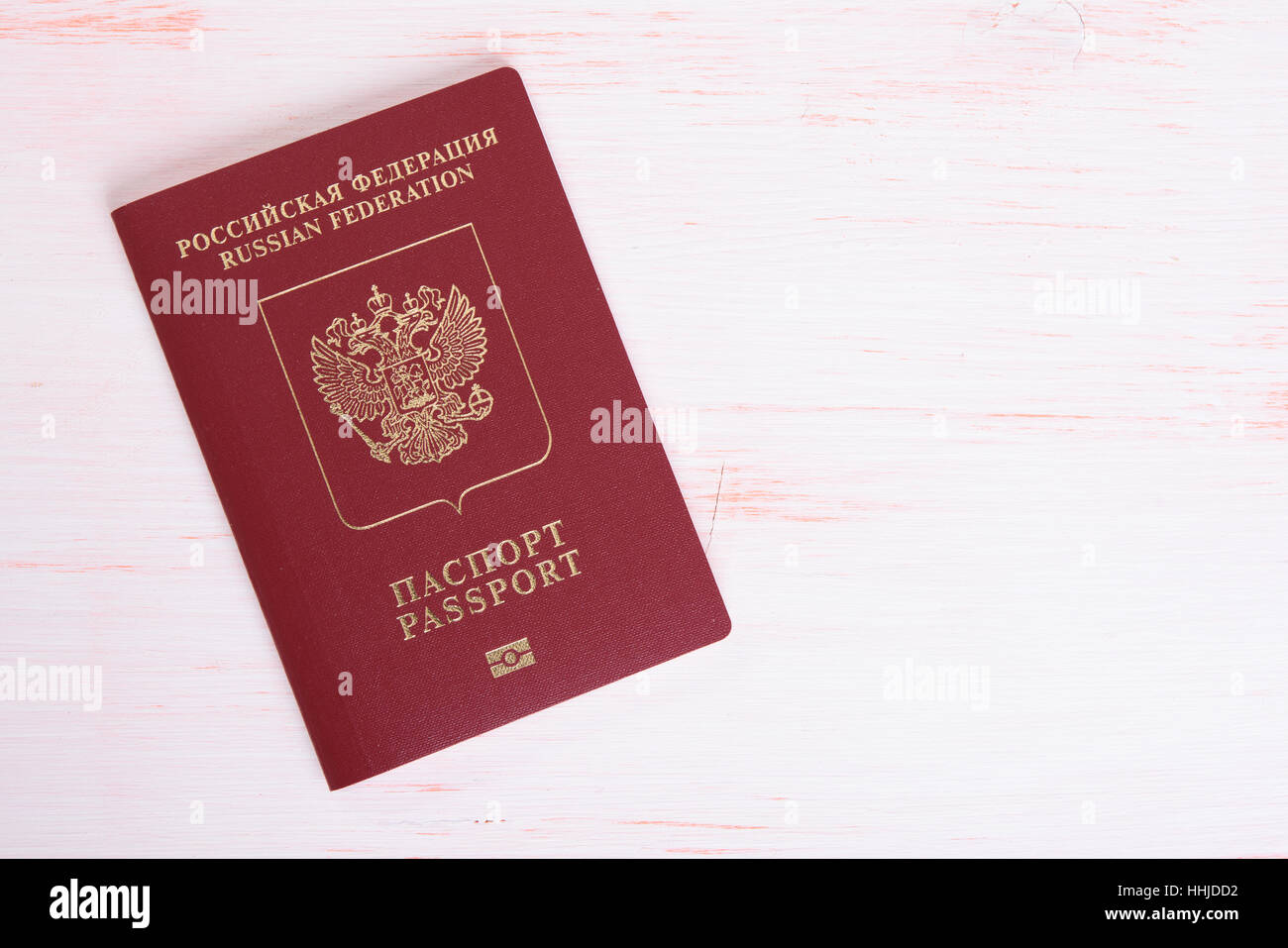 Russo passaporto internazionale su un tavolo di legno. Vista superiore Foto Stock