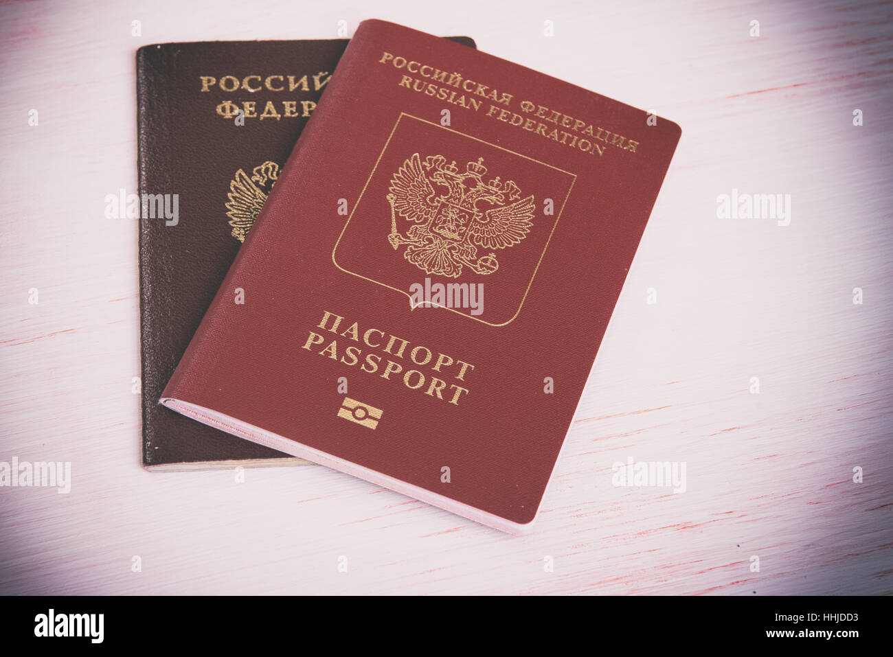 Due passaporti russo su uno sfondo di legno. Close up Foto Stock