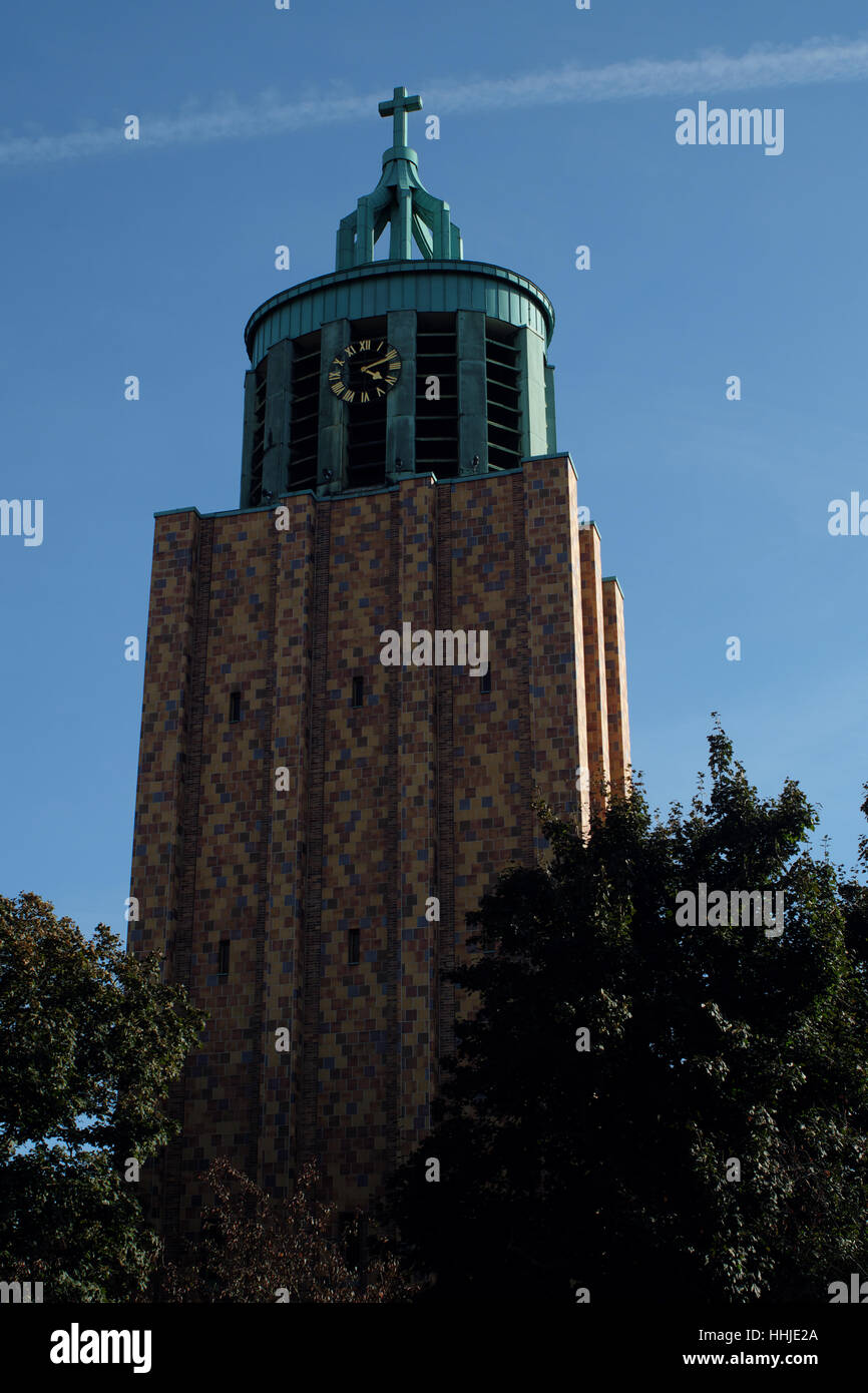 Torre dell'Martin-Luther Memorial Church in Berlin Mariendorf. Foto Stock