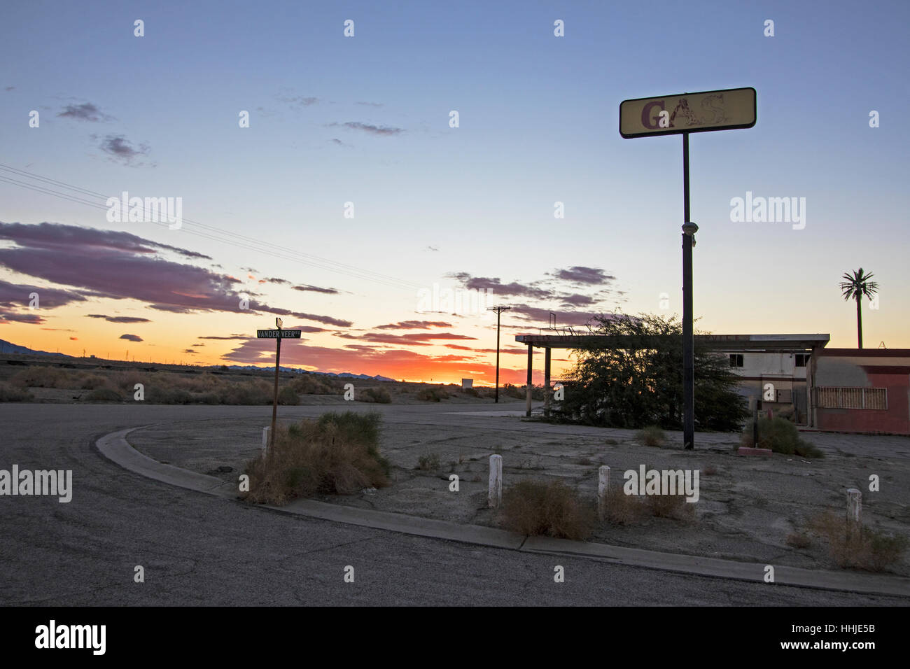 Il paesaggio del deserto abbandonata la stazione di gas a Salton Sea nel deserto della California Foto Stock