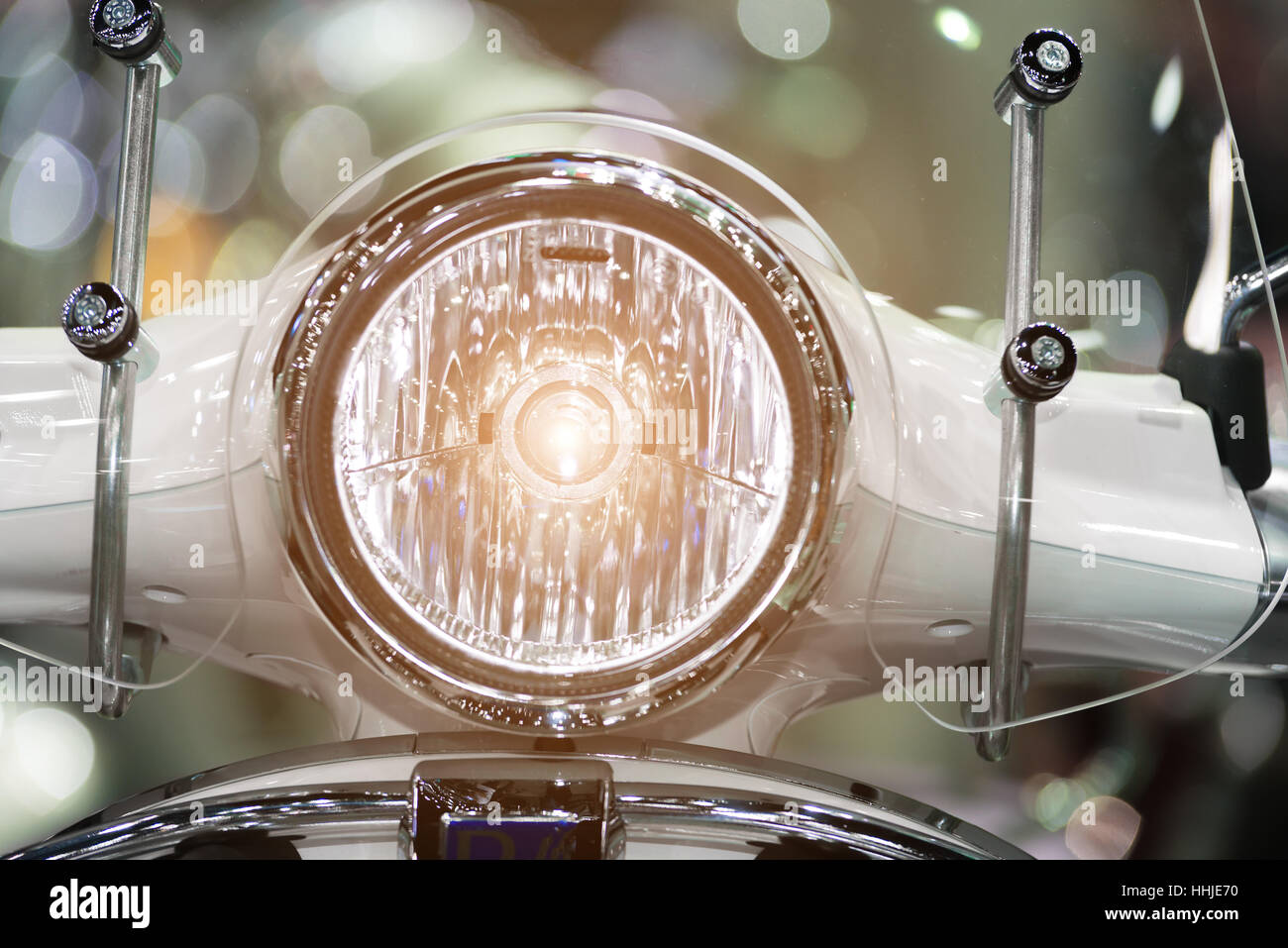 Moderno faro anteriore del motociclo con bokeh di fondo nella notte strada della citta'. Foto Stock