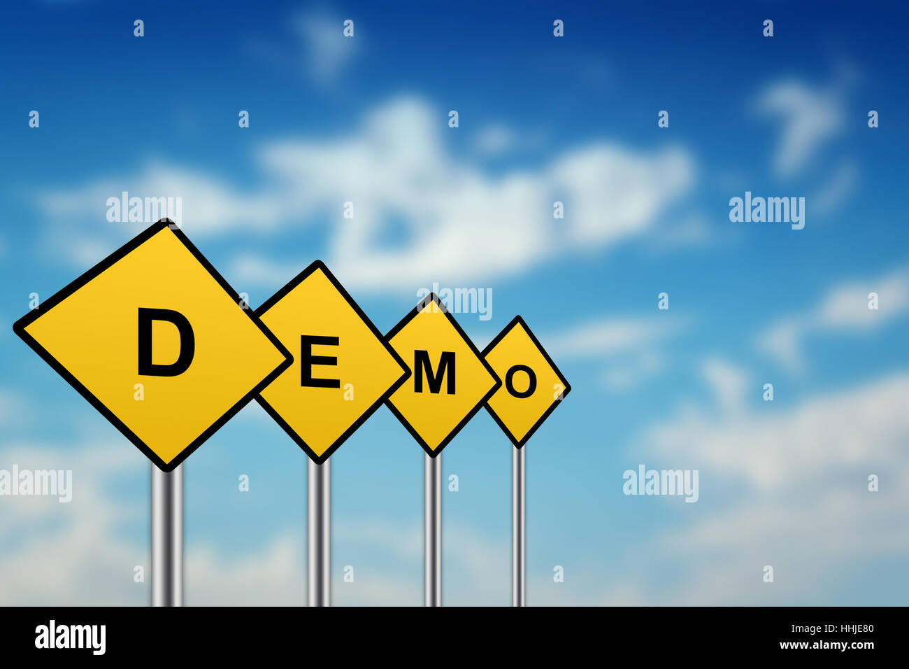 Demo sul giallo cartello stradale con sfocate sullo sfondo del cielo Foto Stock