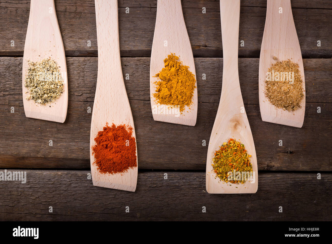 Ingredienti alimentari - spezie aromatiche su cucchiai di legno Foto Stock