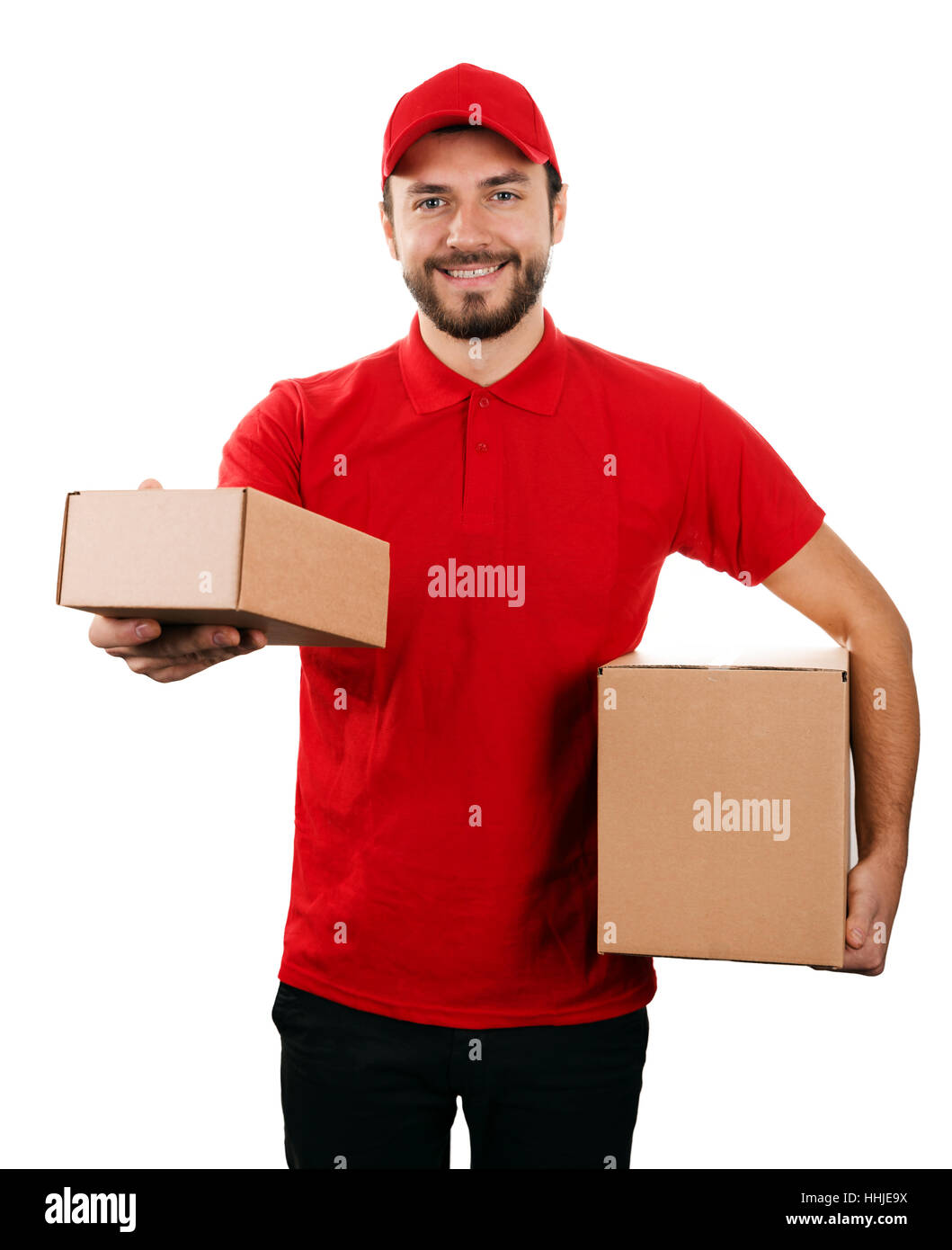 Servizio di consegna - il giovane sorridente corriere scatole di contenimento su bianco Foto Stock