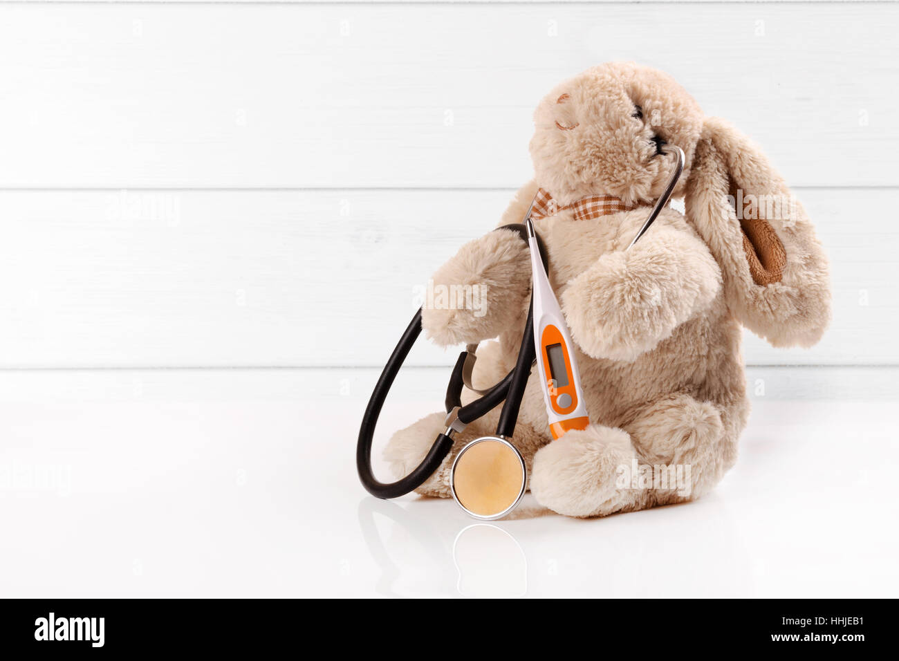 Morbido giocattolo di coniglio medico con stetoscopio e termometro Foto Stock