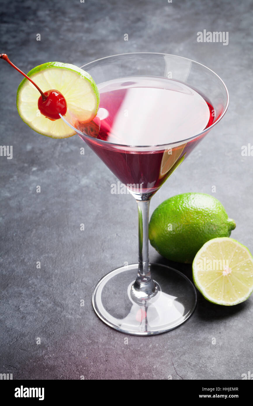 Cosmopolitan cocktail sulla pietra scura tabella Foto Stock