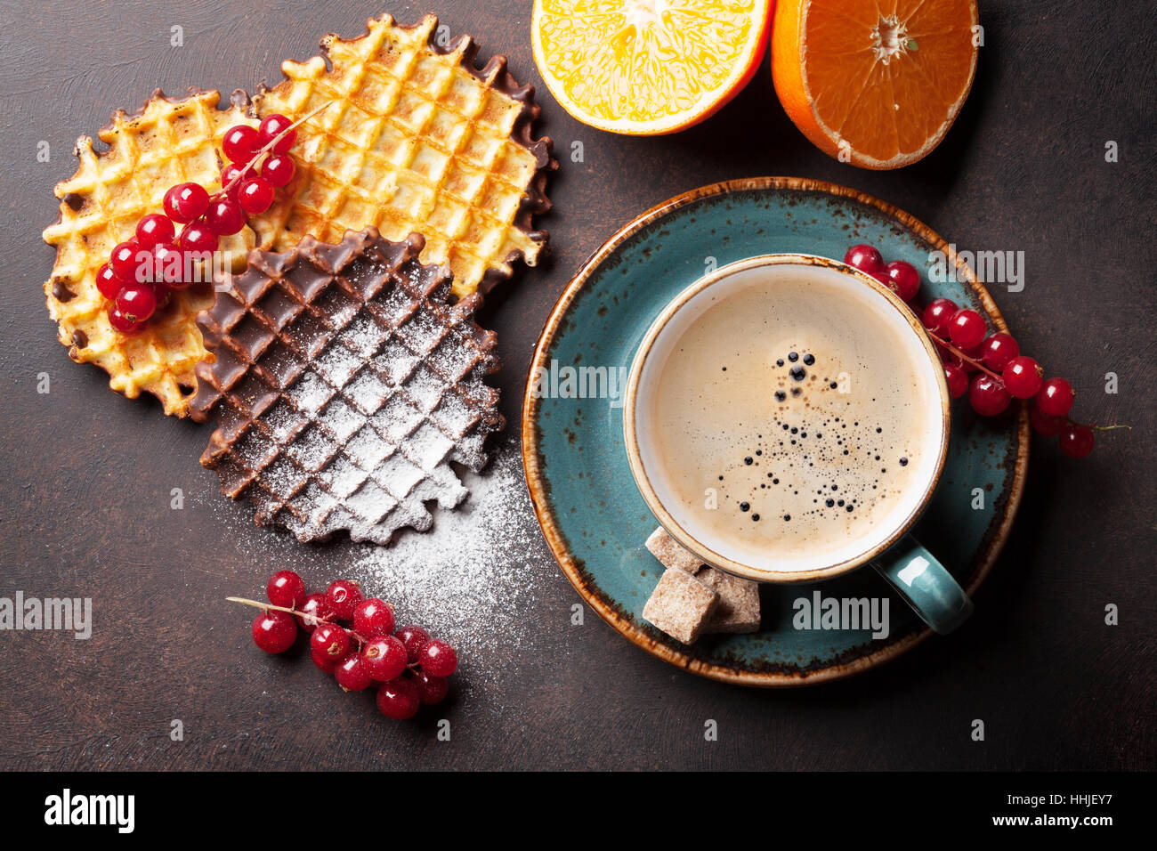 Caffè, arance e cialde con frutti di bosco. Vista superiore Foto Stock
