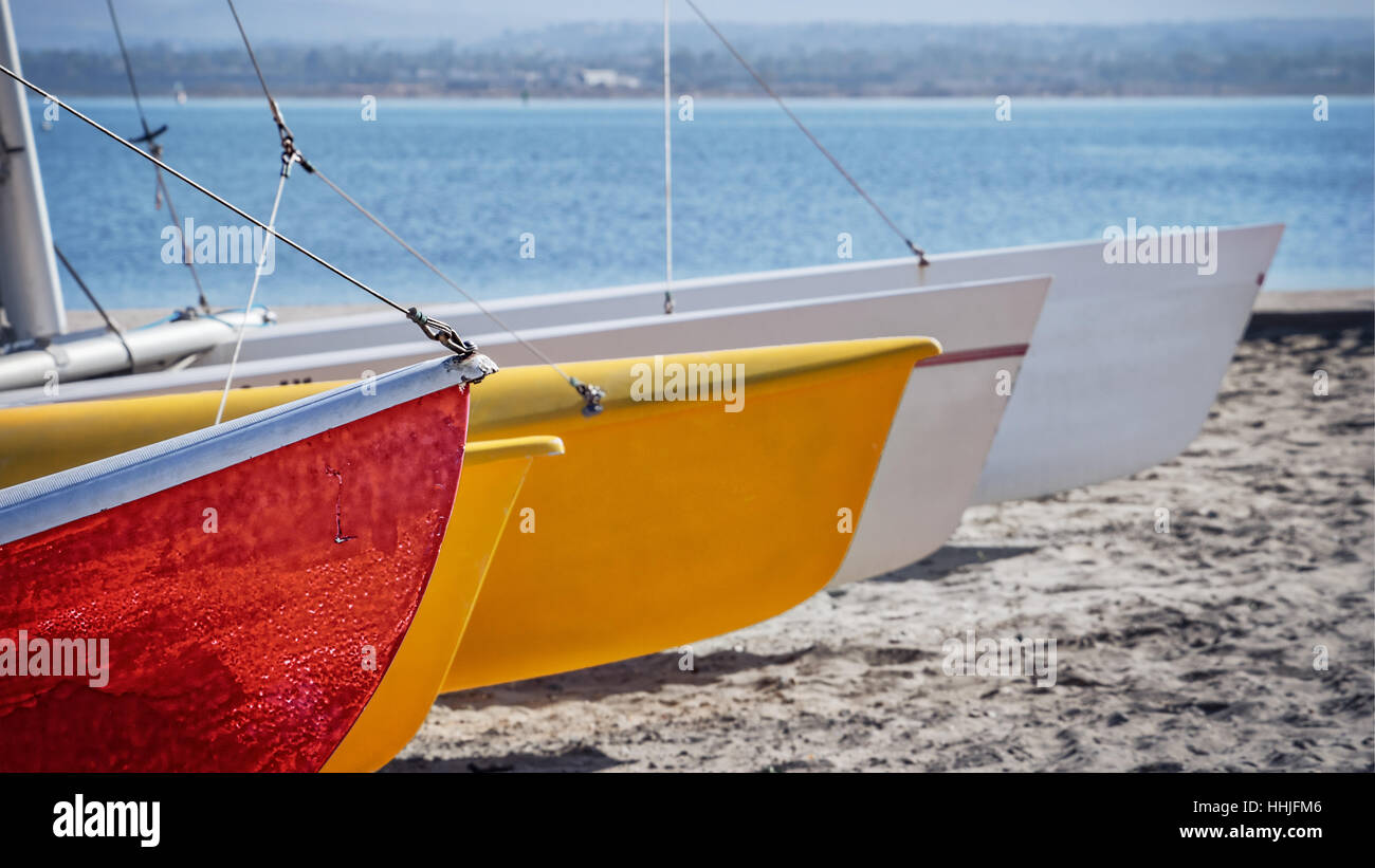 Una spiaggia con barche a vela nella California meridionale. Foto Stock