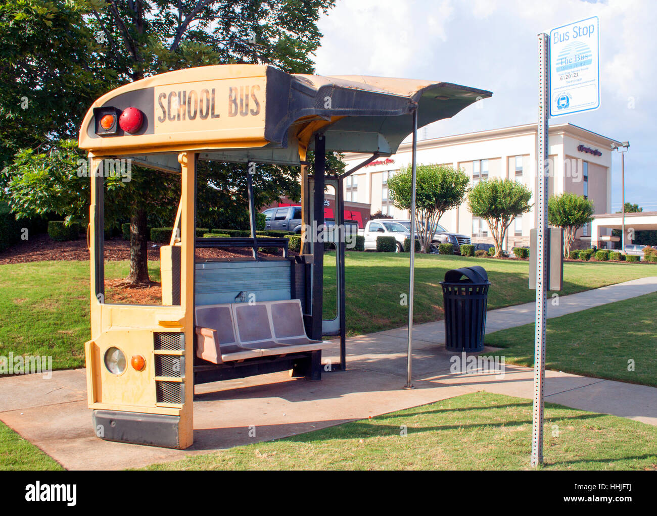Ad Athens, in Georgia, un vecchio scuolabus è stato trasformato in un bizzarro rifugio per autobus, che mescola la funzione con la creatività a bordo strada. Foto Stock