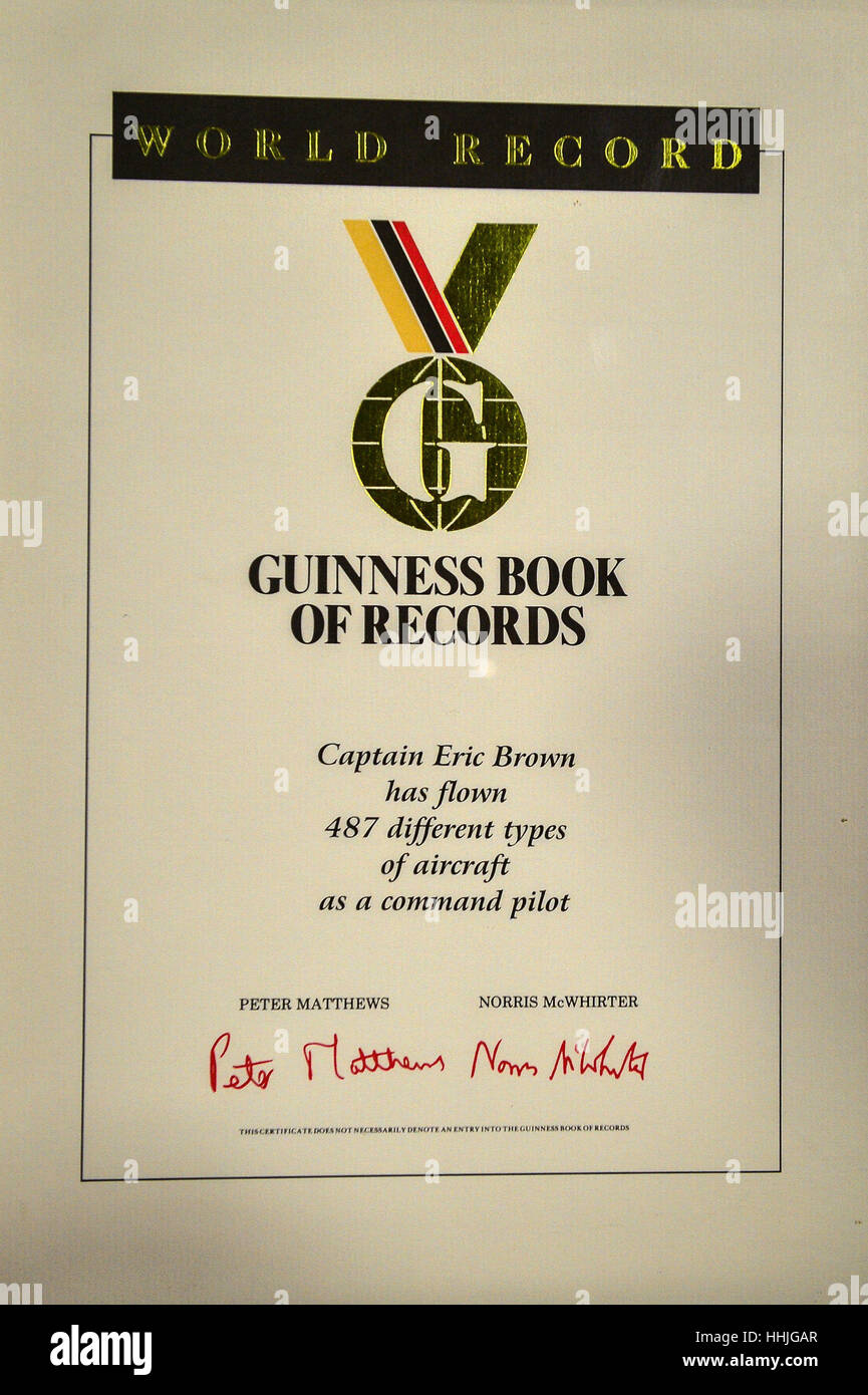 Un libro Guinness dei primati certificato appartenente al capitano Eric 'Winkle' Brown in mostra presso il Museo Nazionale della Marina reale presso il Fleet Air Arm Museum, Yeovil, Somerset, dopo che essi sono stati garantiti mediante gli sforzi di un 12-anno-vecchio scolaro, Eachan Hardie, che dopo che colpisce una corrispondenza con il Capitano Brown, battuto per salvarli. Foto Stock