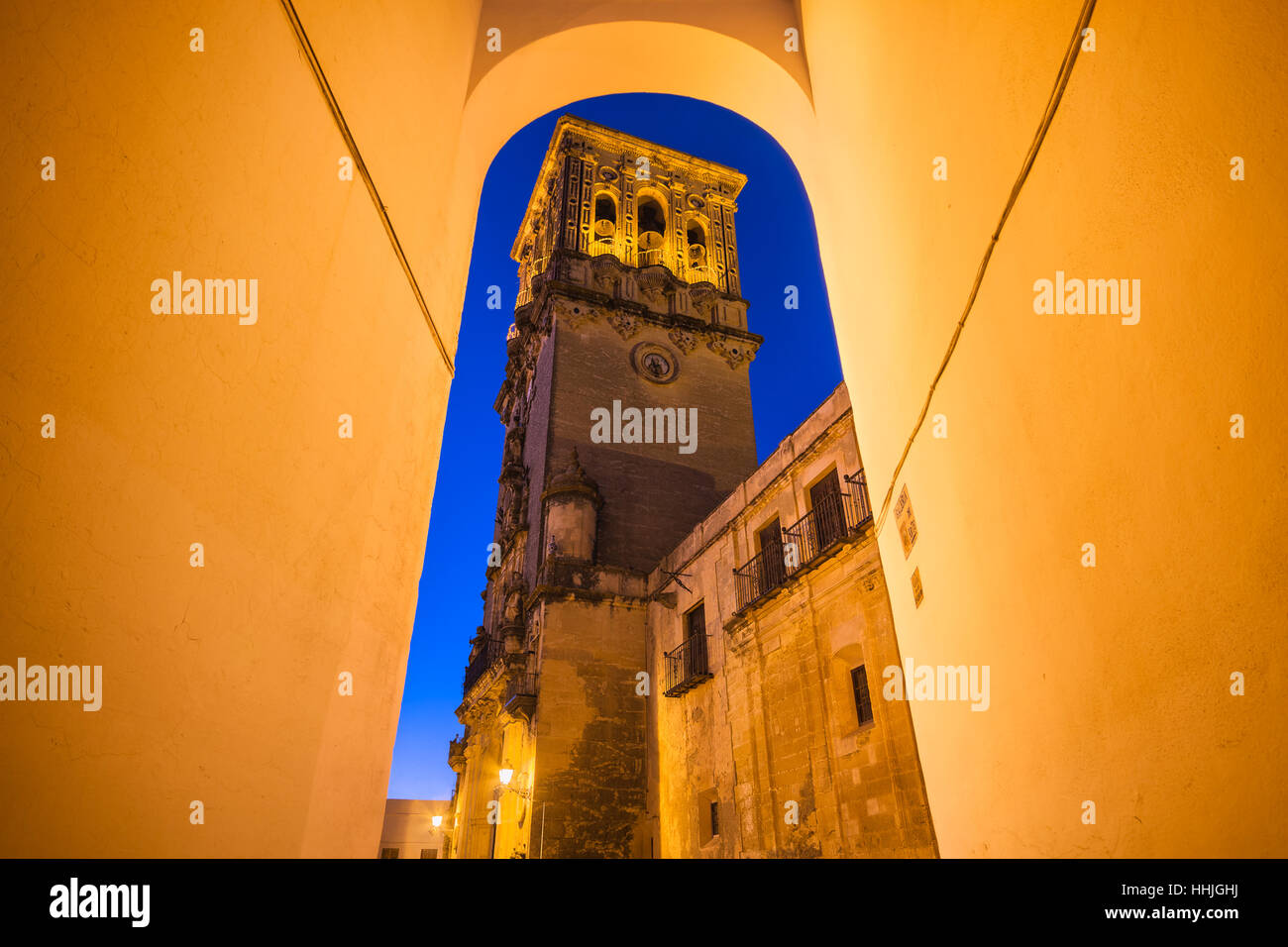 Basilica Santa Maria in Arcos de la frontera durante la notte Foto Stock