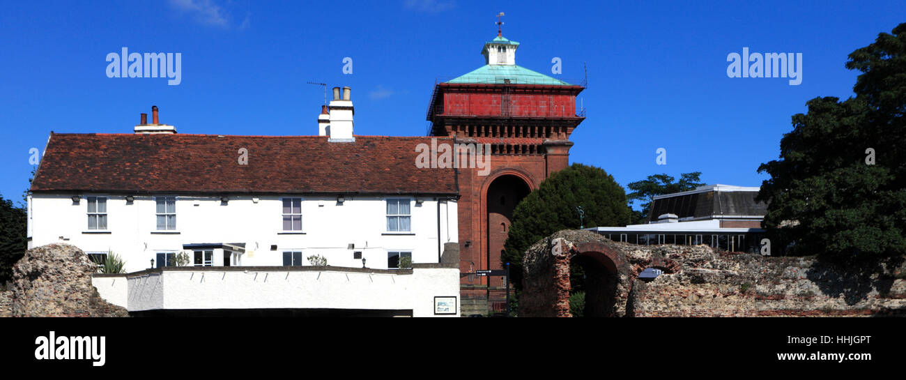 Il Jumbo Vittoriano Water Tower e le mura romane, città di Colchester, Essex, Inghilterra, Regno Unito Foto Stock