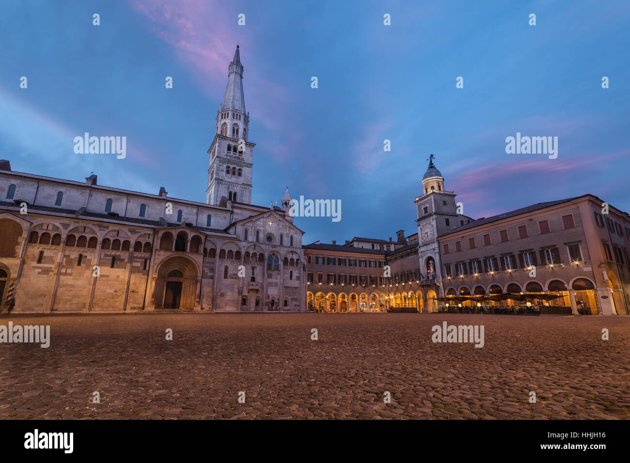 La piazza del Duomo di Modena di notte Foto Stock