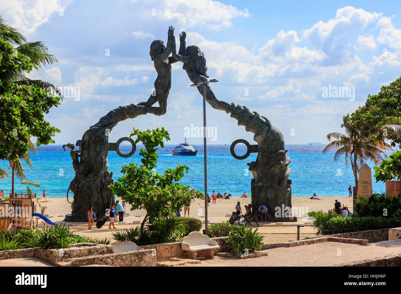 Arco maya come l'ingresso alla spiaggia di Playa Del Carmen,Riviera Maya, Messico e il traghetto per Cozumel Foto Stock