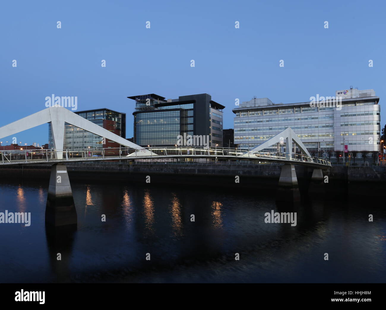 Broomielaw Ponte Tradeston riflessa all'alba Glasgow Scotland Gennaio 2017 Foto Stock