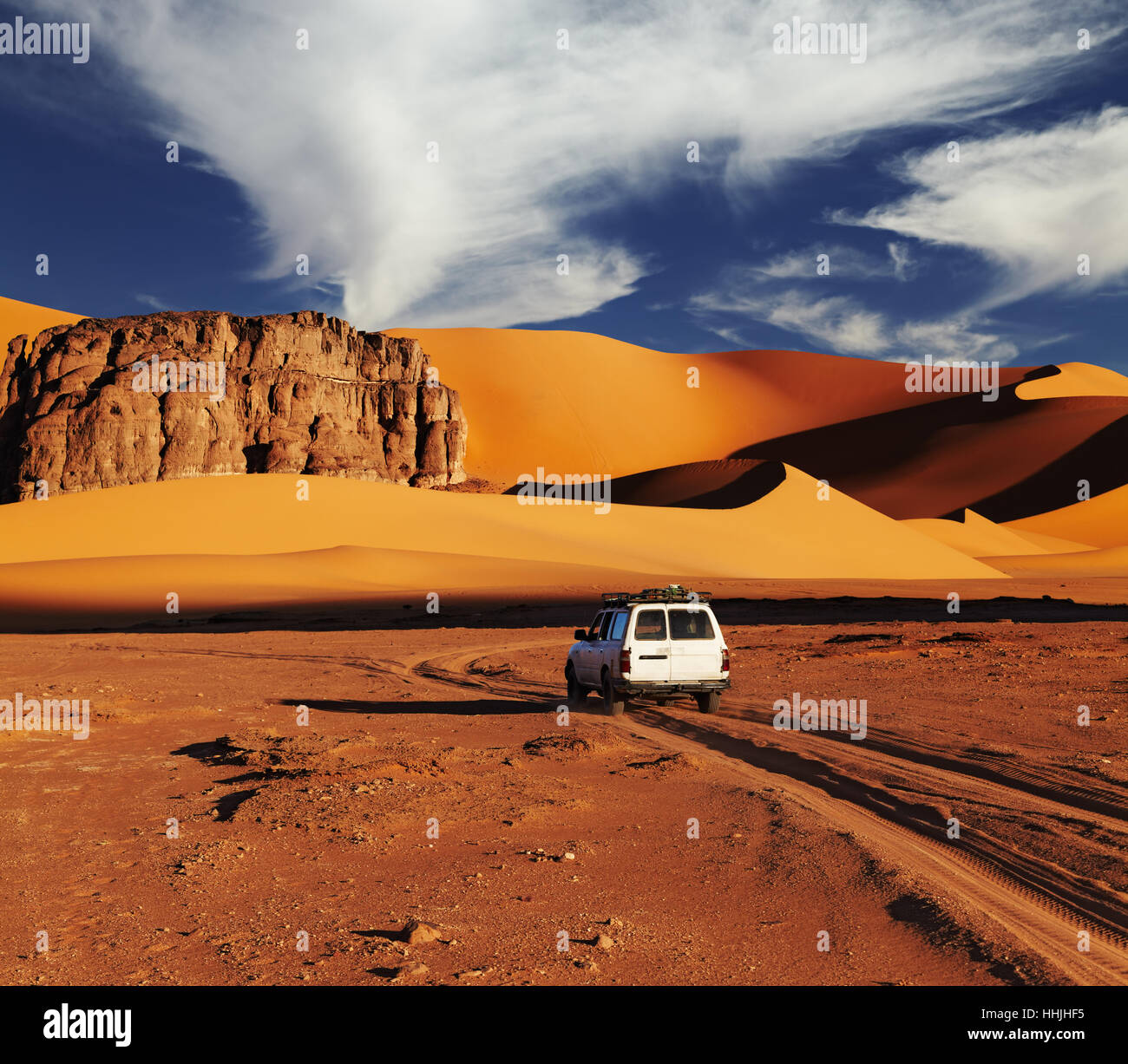Strada nel deserto del Sahara, Tadrart, Algeria Foto Stock