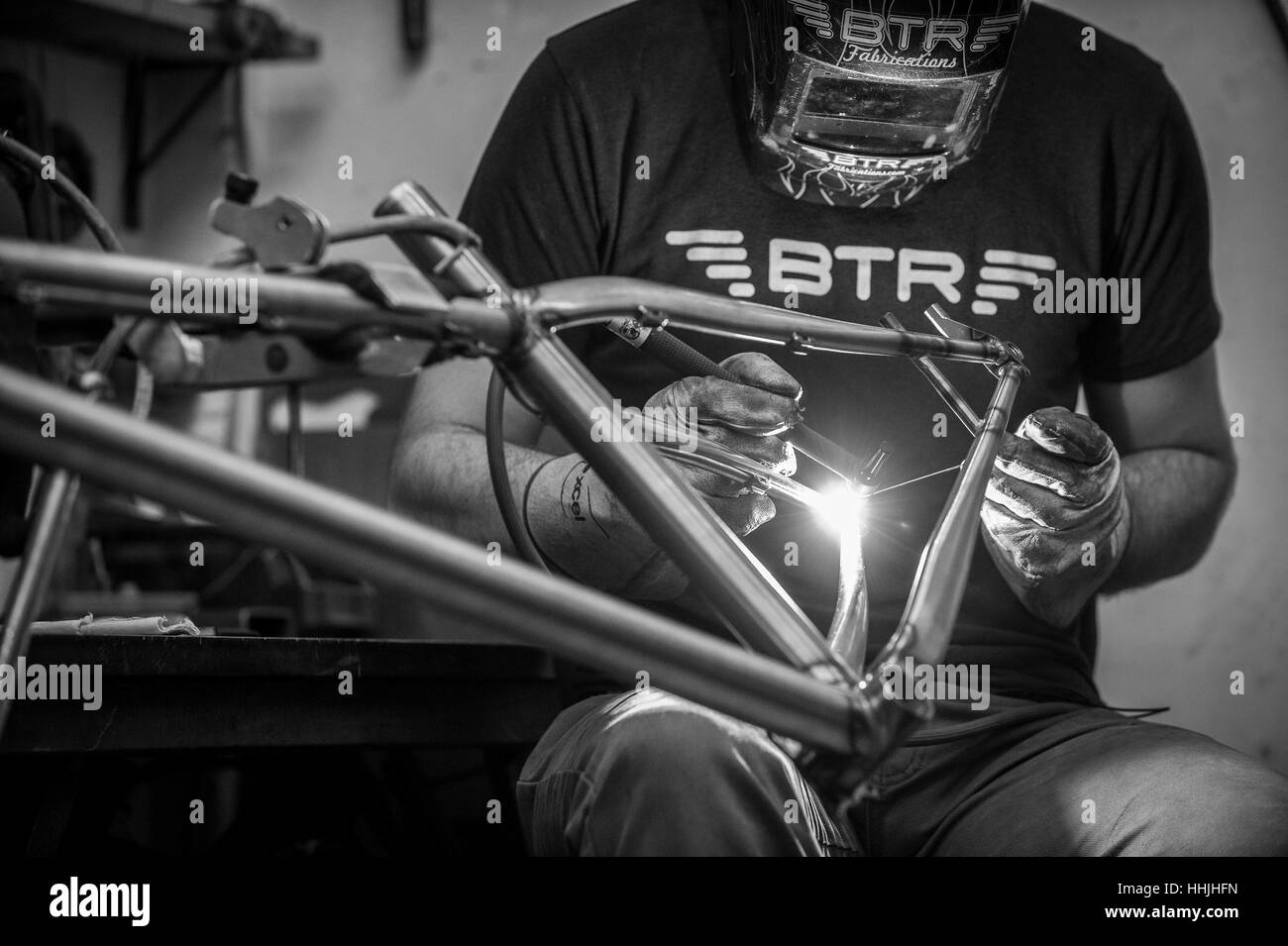 Un acciaio su misura mountain bike telaio è saldata a TIG in officina. Foto Stock