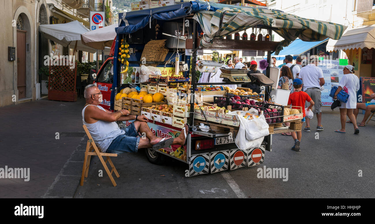 Street fornitore di frutta in una strada pedonale a Sorrento, Italia. Foto Stock